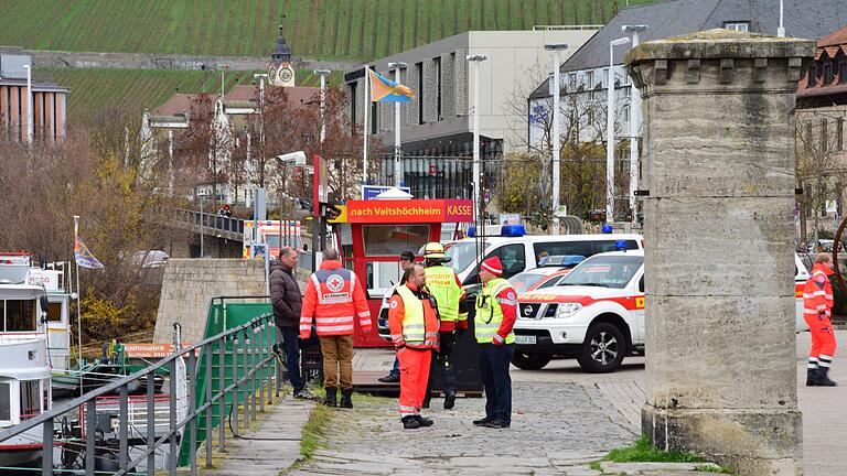 Ein Großaufgebot von Helfern suchte am Sonntag am Alten Kranen in Würzburg nach einem vermissten Disko-Besucher. Er war auf dem Heimweg verschwunden. Am Nachmittag wurde die Suche ohne Ergebnis abgebrochen. Ein Großaufgebot von Helfern suchte am Sonntag am Alten Kranen in Würzburg nach einem vermissten Disko-Besucher. Er war auf dem Heimweg verschwunden. Am Nachmittag wurde die Suche ohne Ergebnis abgebrochen.