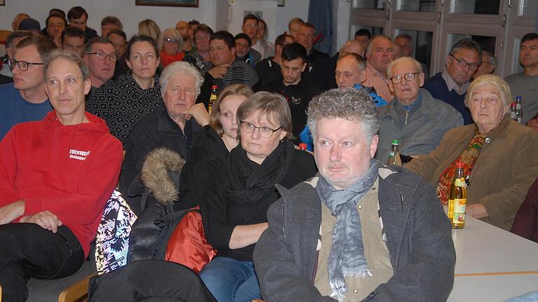 Heiße Diskussionen und gegenseitige Vorwürfe gab es bei der Biebelrieder Bürgerversammlung im vollen rathaus.