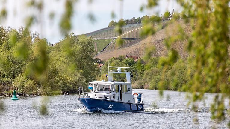 Zahlreiche Menschen tummeln sich am Sonntag (09.05.21) rund um die Badebucht in Randersacker. Sommerliche Temperaturen um die 28 Grad locken viele ins Freie. Ein Boot der Polizei patrolliert vom Main aus.