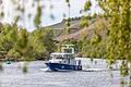 Zahlreiche Menschen tummeln sich am Sonntag (09.05.21) rund um die Badebucht in Randersacker. Sommerliche Temperaturen um die 28 Grad locken viele ins Freie. Ein Boot der Polizei patrolliert vom Main aus.