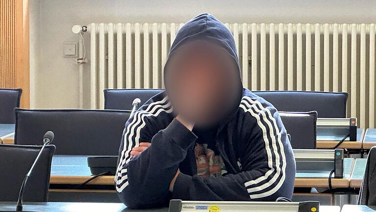 Prozess um Vorfall an Steinerner Brücke       -  Der Beschuldigte sitzt in einem Verhandlungssaal im Landgericht Regensburg. Dem Mann wird versuchter Mord vorgeworfen.