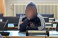 Prozess um Vorfall an Steinerner Brücke       -  Der Beschuldigte sitzt in einem Verhandlungssaal im Landgericht Regensburg. Dem Mann wird versuchter Mord vorgeworfen.