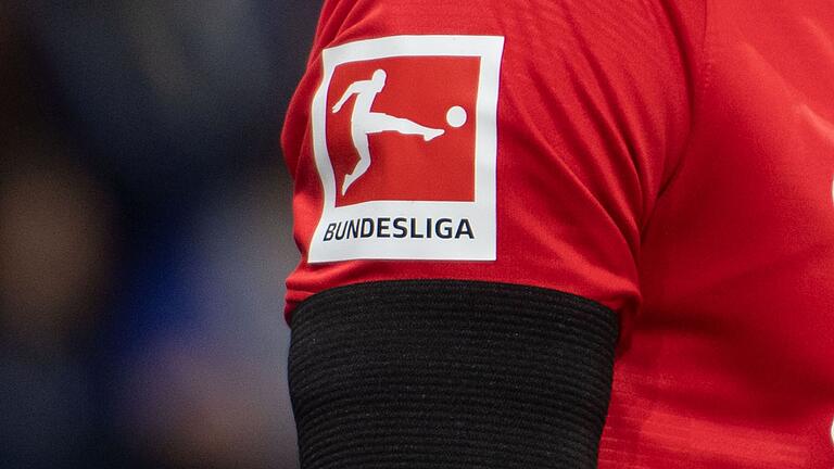 Bundesliga-Logo und Trauerflor       -  Die DFL empfiehlt nach dem Messerangriff von Solingen den Clubs Trauerflor.