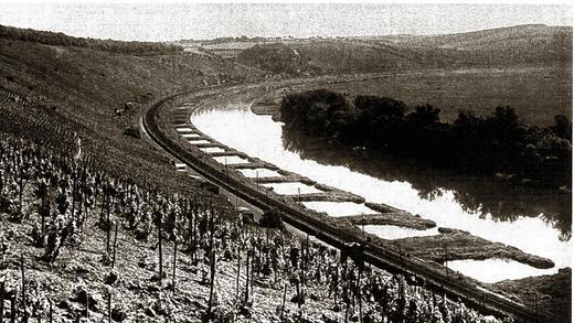 Erhöhten die Fließgeschwindigkeit: Buhnenfelder bei Schweinfurt, um 1911.