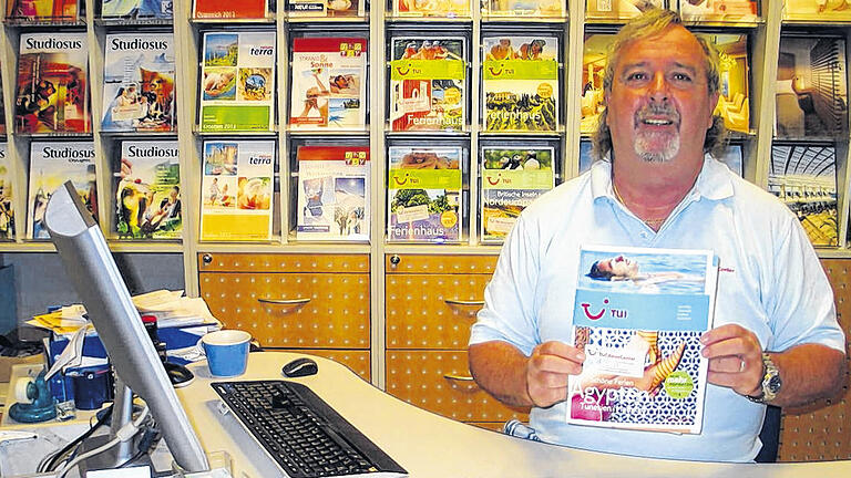 Viel Arbeit wegen der Lage in Ägypten: Ralf Heller vom gleichnamigen TUI ReiseCenter in Marktheidenfeld hat am vergangenen Freitag bis weit in die Nacht Überstunden gemacht, um seinen Kunden Alternativreisen anzubieten. Viel Arbeit wegen der Lage in Ägypten: Ralf Heller vom gleichnamigen TUI ReiseCenter in Marktheidenfeld hat am vergangenen Freitag bis weit in die Nacht Überstunden gemacht, um seinen Kunden Alternativreisen anzubieten.