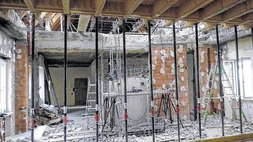 Noch viel zu tun: Das Burggebäude neben der Kirche wird gerade entkernt.
