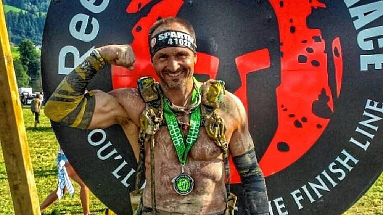 Ralf Biermann gezeichnet vom Rennen im Ziel des Spartan Races in Tirol im vergangenen Jahr. Ralf Biermann gezeichnet vom Rennen im Ziel des Spartan Races in Tirol im vergangenen Jahr.