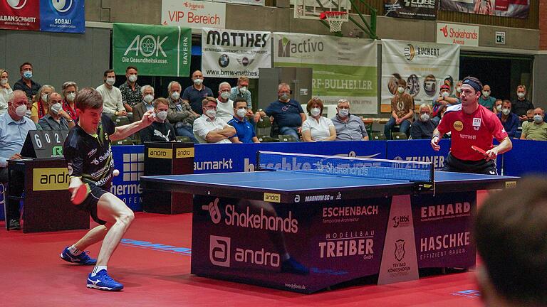 Im November musste sich Kilian Ort (links) vom TSV Bad Königshofen noch Timo Boll im Generationen-Duell geschlagen geben. Am Sonntag im Rückspiel gewann der TSV-Lokalmatador erstmals gegen sein Vorbild.