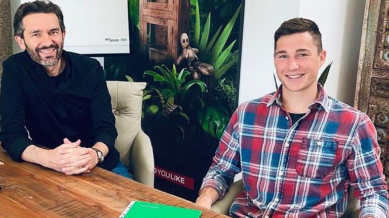 Der nächste Neue für den FC 05 Schweinfurt: Aus Ingolstadt kommt Tim Kraus (rechts). Sportleiter Robert Hettich (links) hält große Stücke auf den Mittelfeldspieler.