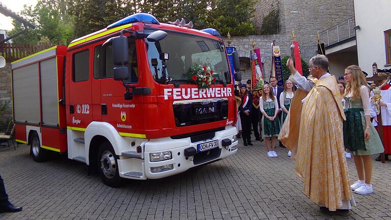 Von Pfarrer Klaus König bekam das 'Wunschauto' der Freiwilligen Feuerwehr Acholshausen den kirchlichen Segen.