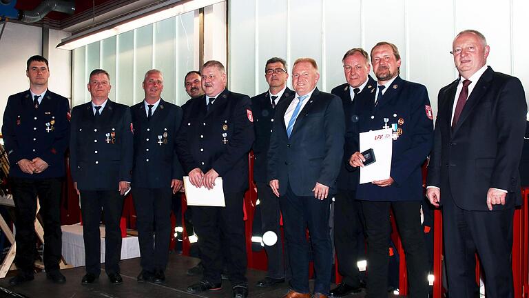 Langjährige Feuerwehrmänner wurden beim Kommersabend geehrt, im Bild von links Markus Rösch (Maßbach, 25 Jahre), Martin Straub (Poppenlauer, 40), André Pfister (Poppenlauer, 25), Christoph Trost (Weichtungen, 40), Bernd Rottmann (Poppenlauer, 40),...       -  Langjährige Feuerwehrmänner wurden beim Kommersabend geehrt, im Bild von links Markus Rösch (Maßbach, 25 Jahre), Martin Straub (Poppenlauer, 40), André Pfister (Poppenlauer, 25), Christoph Trost (Weichtungen, 40), Bernd Rottmann (Poppenlauer, 40), Lothar Dietz (Weichtungen, 40), Bürgermeister Matthias Klement, Kreisbrandrat Benno Metz, Jürgen Bartenstein (Poppenlauer, Bayerisches Ehrenkreuz in Silber) und Landrat Thomas Bold