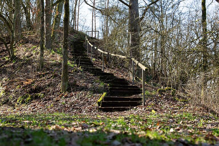 Zum Gipfel des Streifbergs gelangen Wandernde unter anderem über diese Treppe. Zum Gipfel des Streifbergs gelangen Wandernde unter anderem über diese Treppe.
