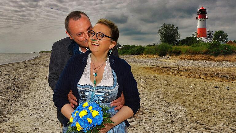 Im Jahr 2021 haben Heike M. und Uwe K. geheiratet. Das Foto zeigt das Paar aus Helmstadt in Dirndl und Lederhose am Leuchtturm Falshöft an der Ostsee.&nbsp;