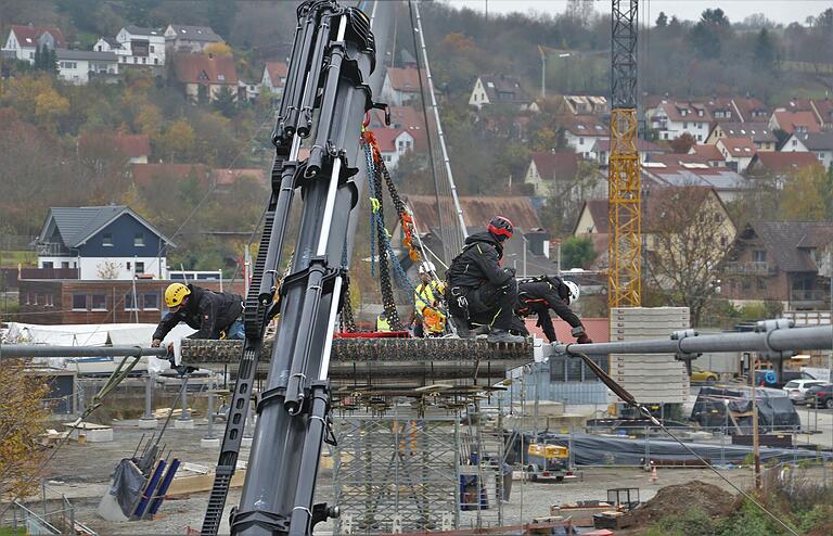 Bei der Montage des neuen Mainstegs zwischen Veitshöchheim und Margetshöchheim wird teils in luftiger Höhe gearbeitet.