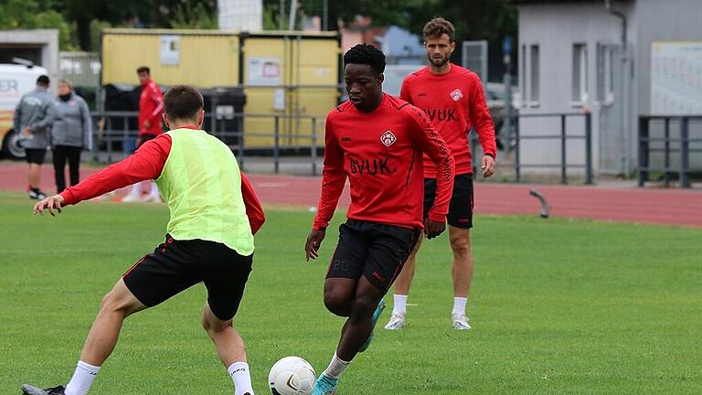 Benjika Caciel (am Ball) beim Trainingslager des FC Würzburger Kickers in Amberg: Der Neuzugang ist einer, der in der kommenden Saison den Unterschied machen könnte.