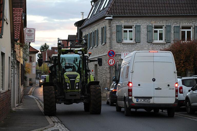 Immer wieder müssen breite Fahrzeuge auf die Gehsteige ausweichen, um sich in der schmalen Hauptstraße aneinander vorbei zu manövrieren. Immer wieder müssen breite Fahrzeuge auf die Gehsteige ausweichen, um sich in der schmalen Hauptstraße aneinander vorbei zu manövrieren.