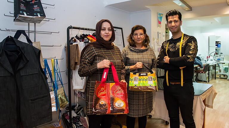 Stolz zeigen Schaima Ali, Bürgermeisterin Sorya Lippert und Schneider Samir (von links) ihren Verkaufsschlager, die aus Verpackungen gefertigten Taschen. Stolz zeigen Schaima Ali, Bürgermeisterin Sorya Lippert und Schneider Samir (von links) ihren Verkaufsschlager, die aus Verpackungen gefertigten Taschen.