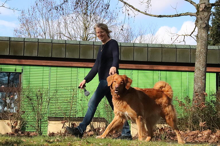 Auf dem Schulweg: Richarda Köckemann mit ihrer Bea. Auf dem Schulweg: Richarda Köckemann mit ihrer Bea. 