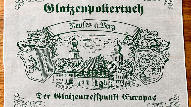 Beliebtes Souvenir: das Glatzenpoliertuch aus Neuses am Berg. Beliebtes Souvenir: das Glatzenpoliertuch aus Neuses am Berg.