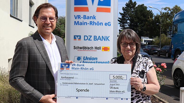 Im Bild: Frank Hefner (Vorstandssprecher der VR-Bank Main-Rhön) mit Ursula Pöpperl (Vorsitzende des Fördervereins) bei der symbolischen Spendenübergabe.