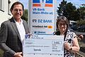 Im Bild: Frank Hefner (Vorstandssprecher der VR-Bank Main-Rhön) mit Ursula Pöpperl (Vorsitzende des Fördervereins) bei der symbolischen Spendenübergabe.