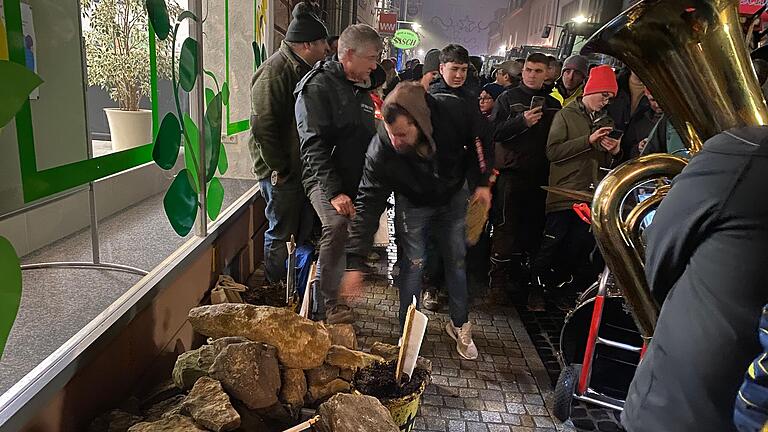 Vor dem Büro der Bundestagsabgeordneten Manuela Rottmann in der Hammelburger Altstadt legten demonstrierende Landwirte zahlreiche Steine ab. Die Grünen-Abgeordnete spricht von Einschüchterungsversuchen.