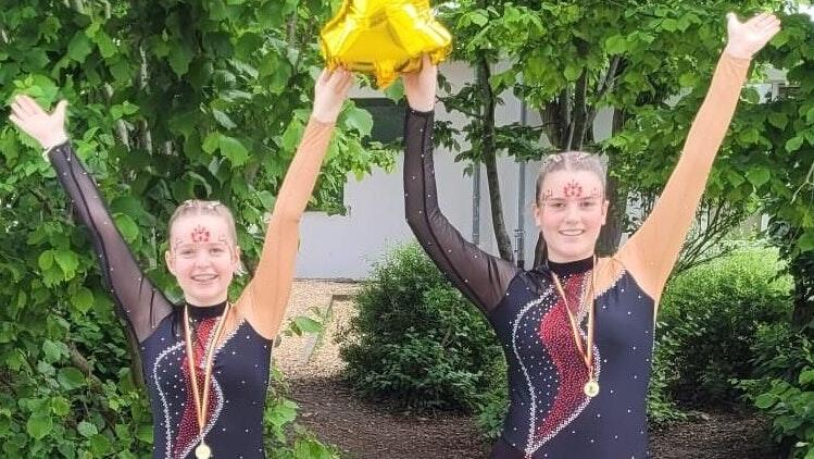 Spitzen-Duo (von links): Julia Hümpfner und Selina Hoffart, Trainerin Christin Bäuerlein und Betreuer Jasmine Hoffart Spitzen-Duo (von links): Julia Hümpfner und Selina Hoffart, Trainerin Christin Bäuerlein und Betreuer Jasmine Hoffart
