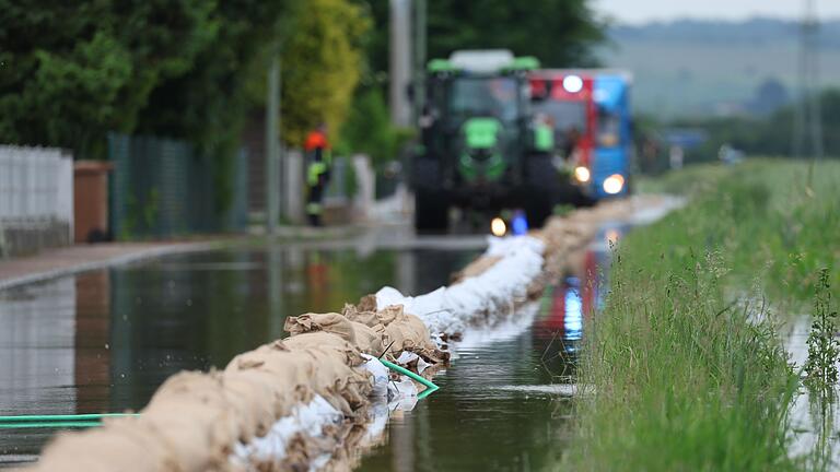 Hochwasser in Bayern - Donauwörth       -  Landwirte in einigen Landesteilen bekommen mehr Hochwasserhilfe. (Archivbild)