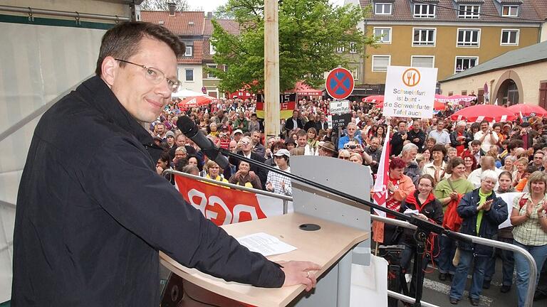 Oberbürgermeister Sebastian Remelé bei einem seiner ersten Auftritte: Bei der Großdemo von 'Schweinfurt ist bunt' gegen den geplanten Aufmarsch von Rechtsradikalen am 1. Mai 2010 war er unter den Rednern. 10.000 Menschen nahmen an der Demo damals teil.