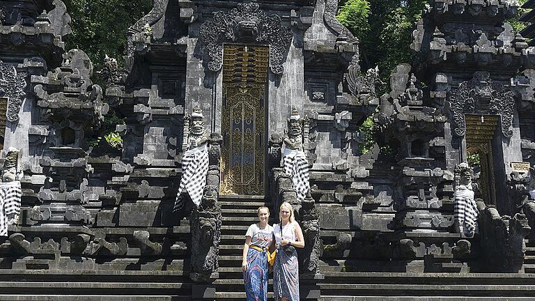 Bali, eine spirituelle und faszinierende Welt voller Mythen und Rituale. Luisa Mohr (links) und Nele Brüggemann, ließen sich von dieser Welt verzaubern. Bali, eine spirituelle und faszinierende Welt voller Mythen und Rituale. Luisa Mohr (links) und Nele Brüggemann, ließen sich von dieser Welt verzaubern.
