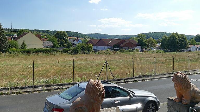 Bald rollen die Bagger: Auf dem Wiesengelände zwischen der Bayernstraße und dem bestehenden Rewe-Markt wird die &bdquo;Neue Mitte&rdquo; in Arnstein entstehen.