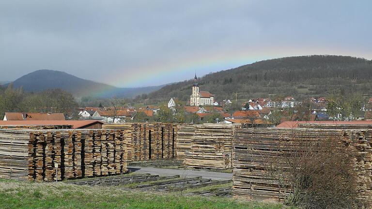 Ein Regenbogen im März war noch ein Zeichen der Hoffnung für das Sägewerk Mai und Sohn KG in Oberelsbach. Doch der Betrieb musste nun doch eingestellt werden, 64 Angestellte sind betroffen.