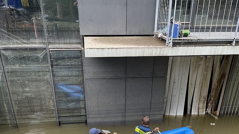 Der Ortsverband Lohr des Technischen Hilfswerkes ist mit seiner Fachgruppe Wasserschaden/Pumpen in Nordrhein-Westfalen  mit acht Fahrzeugen und zwölf Helfern und Helferinnen im Einsatz.