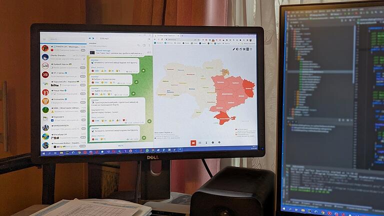 Auf Telegram-Kanälen verfolgt die Bevölkerung in der Ukraine den Kurs anfliegender Drohnen und Raketen. Bei Tobias Weihmann laufen sie auf einem separaten Monitor, um möglichst schnell einschätzen zu können, wann man doch besser in den Keller geht.