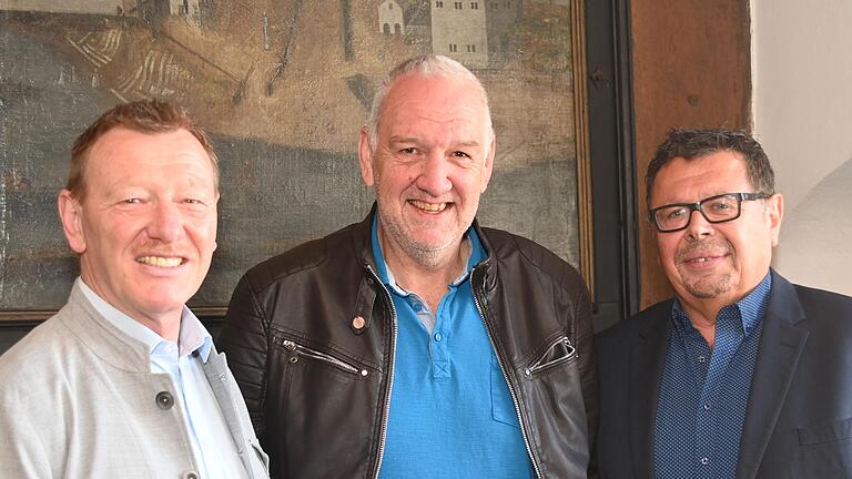 Roland Zinn (Mitte) ist neuer Bauamtsleiter der Stadt Ochsenfurt, im Bild mit Bürgermeister Peter Juks (links) und Verwaltungsleiter Gerhard Englert.&nbsp;