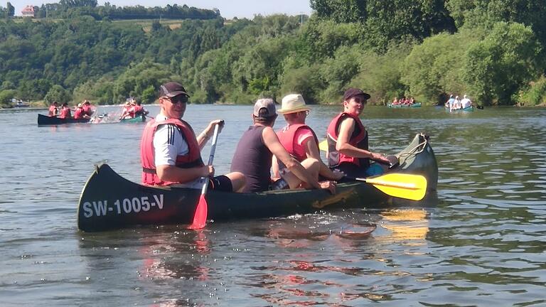 Zu Beginn der Kanutour waren die meisten Paddler noch trocken.