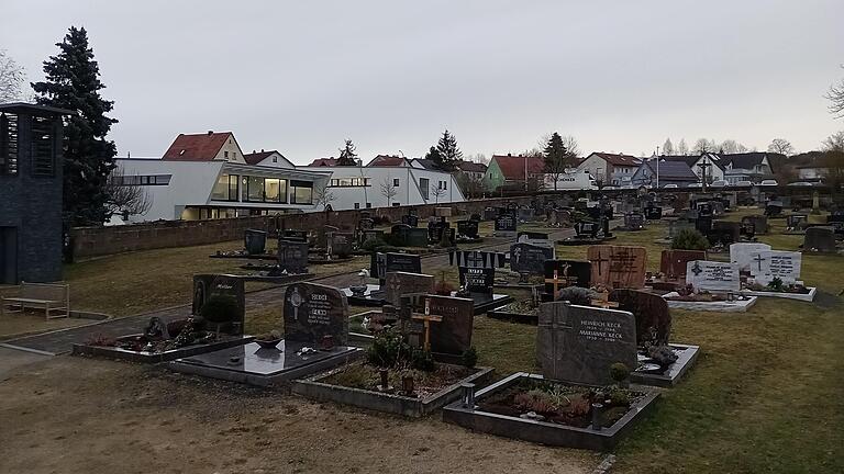 Der alte Teil des Stadtlauringer Friedhofs soll eine Neugestaltung erfahren. Ein Vorentwurf wurde dem Gemeinderat nun vorgelegt.