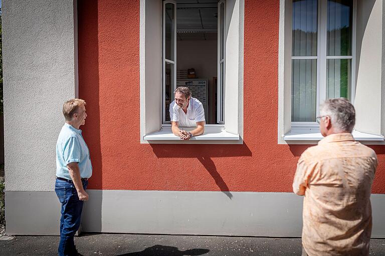 Moment der Entspannung. Heimleiter Gregor Koob begrüßt Hermann Ammon und Klaus Spyra. Er hat sie erwartet, fragt, ob sie ein 'Käffchen' mögen. Die Männer mögen die offene Art von Heimleiter Koob. Moment der Entspannung. Heimleiter Gregor Koob begrüßt Hermann Ammon und Klaus Spyra. Er hat sie erwartet, fragt, ob sie ein 'Käffchen' mögen. Die Männer mögen die offene Art von Heimleiter Koob.