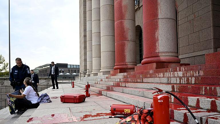 Klimaprotest in Finnland       -  Mit Feuerlöschern hatten die Aktivisten die Farbe auf das Gebäude gesprüht.