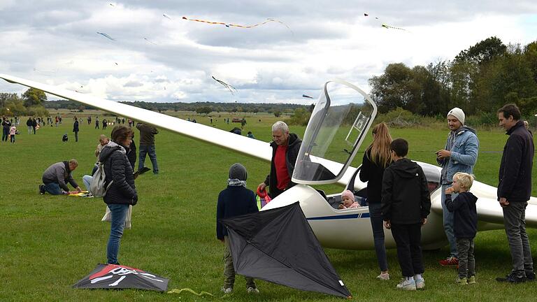 Viele Besucher informierten sich nach dem Drachensteigenlassen am ausgestellten Schulflugzeug über die Flugausbildung.