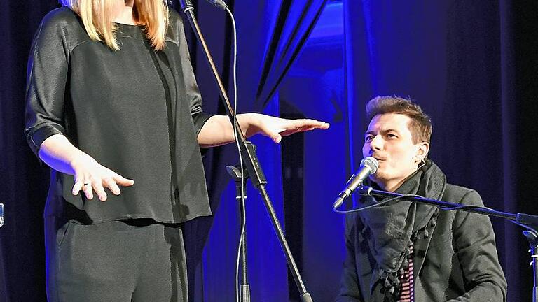 Caro Obieglo (links) ist eine tolle Liedermacherin und Musikerin mit einer fantastischen Stimme. Zusammen mit ihrem Mann Andi Obieglo (rechts), einem ebenfalls wunderbaren Liedermacher, Musiker und Sänger sowie Tilman Wehle (Cello) und Florian Kettler (Schlagzeug) präsentierte sie bei ihrem Auftritt in der Stadthalle in Haßfurt die neueste CD des Duos, &bdquo;Ehrlich gesagt&ldquo;, die am 13. Mai offiziell erscheint.