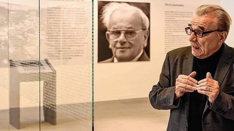 Der katholische Theologe Prof. Karl-Heinz Müller ist wissenschaftlicher Leiter des Museums Shalom Europa. Im Hintergrund ein Bild des langjährigen Vorsitzenden der jüdischen Gemeinde, David Schuster. Der katholische Theologe Prof. Karl-Heinz Müller ist wissenschaftlicher Leiter des Museums Shalom Europa. Im Hintergrund ein Bild des langjährigen Vorsitzenden der jüdischen Gemeinde, David Schuster.