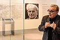 Der katholische Theologe Prof. Karl-Heinz Müller ist wissenschaftlicher Leiter des Museums Shalom Europa. Im Hintergrund ein Bild des langjährigen Vorsitzenden der jüdischen Gemeinde, David Schuster.