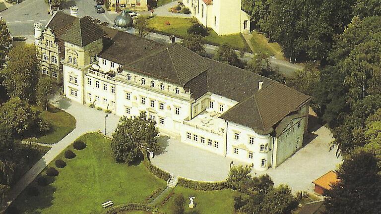 jf ditterswind von oben       -  Die Rummelsberger Diakonie hat Schloss Ditterswind an den Unternehmer Thomas Fischer verkauft hat. Der Geschäftsmann will in den nächsten fünf bis zehn Jahren den ehemaligen Adelssitz, zu dem insgesamt 32 000 Quadratmeter Grundbesitz gehören, sanieren.