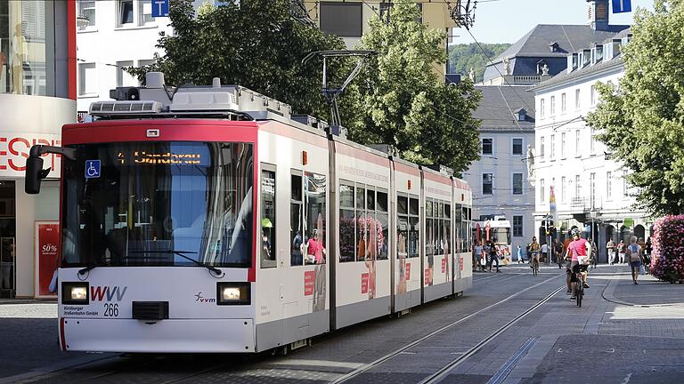 31,6 Millionen Fahrgäste fuhren im letzten Jahr in Würzburg mit Straßenbahnen und Bussen. Dennoch schreibt die Würzburger Straßenbahn GmbH im WVV-Konzern weiterhin Verluste. 31,6 Millionen Fahrgäste fuhren im letzten Jahr in Würzburg mit Straßenbahnen und Bussen. Dennoch schreibt die Würzburger Straßenbahn GmbH im WVV-Konzern weiterhin Verluste.