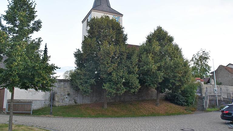 Zwischen den beiden Linden am Kirchplatz wünscht sich Renate Kraft eine Freilichtbühne aus Quadersteinen.