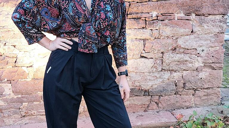 Eine Stoffhose mit hoch sitzendem Bund hat Franziska Bader an der Hüfte geändert, damit sie ihr passt. Ins Kino oder zu festlichen Anlässen trägt sie dazu eine geknotete Bluse mit buntem Paisley-Muster. Eine Stoffhose mit hoch sitzendem Bund hat Franziska Bader an der Hüfte geändert, damit sie ihr passt. Ins Kino oder zu festlichen Anlässen trägt sie dazu eine geknotete Bluse mit buntem Paisley-Muster.