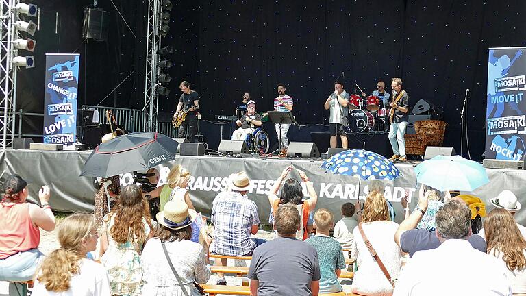 Ein eindrucksvolles Beispiel von musikalischer Zusammenarbeit: Die Inklusionsband 'Mosaik' beim U&amp;D auf dem Karlstadter Saupurzel.