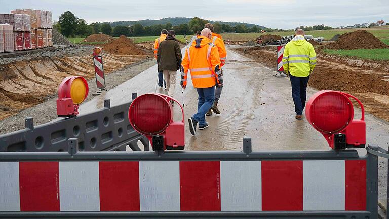 Seit Mai 2024 ist die Kreisstraße WÜ 31 von Helmstadt bis zur Anschlussstelle der Autobahn A3 wegen Sanierungsarbeiten gesperrt. Die Maßnahme liegt nach der Sommerpause im Zeit- und Kostenrahmen. Seit Mai 2024 ist die Kreisstraße WÜ 31 von Helmstadt bis zur Anschlussstelle der Autobahn A3 wegen Sanierungsarbeiten gesperrt. Die Maßnahme liegt nach der Sommerpause im Zeit- und Kostenrahmen.