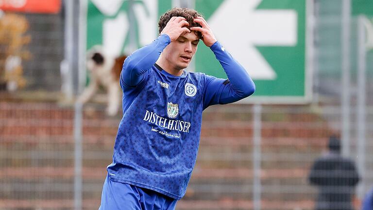 Zum Haareraufen: Marcel Fischer vom Würzburger FV. Die Nullvierer warten seit sechs Spielen auf einen weiteren Sieg in der Fußball-Bayernliga. Im letzten Spiel vor der Winterpause treten sie an diesem Freitagabend beim TSV Neudrossenfeld an. Zum Haareraufen: Marcel Fischer vom Würzburger FV. Die Nullvierer warten seit sechs Spielen auf einen weiteren Sieg in der Fußball-Bayernliga. Im letzten Spiel vor der Winterpause treten sie an diesem Freitagabend beim TSV Neudrossenfeld an.
